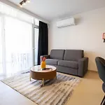 Cozy Living 2 Bedroom Walk To Sea