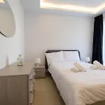 Cozy Living 2 Bedroom Walk To Sea Apartment