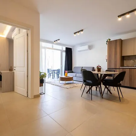 Cozy Living 2 Bedroom Walk To Sea