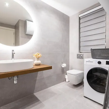 Spacious 2 Bedroom *