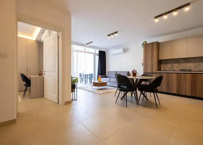 Cozy Living 2 Bedroom Walk To Sea