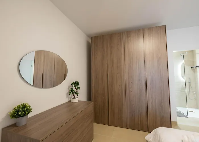 Cozy Living 2 Bedroom Walk To Sea *