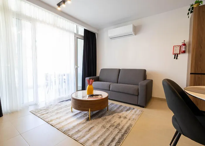 Cozy Living 2 Bedroom Walk To Sea