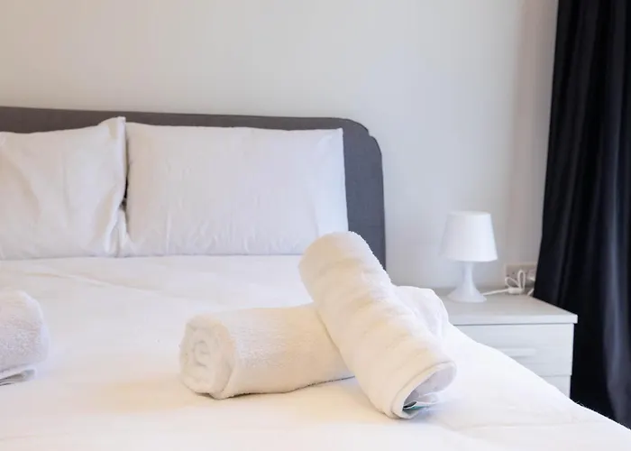 Cozy Living 2 Bedroom Walk To Sea