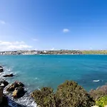 Cozy Living 2 Bedroom Walk To Sea *