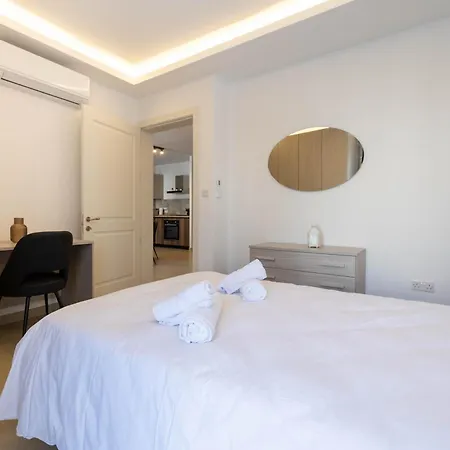 Spacious 2 Bedroom Apartment *