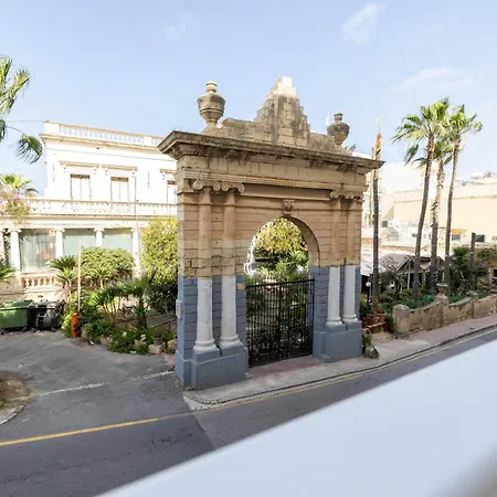 Spacious 2 Bedroom *