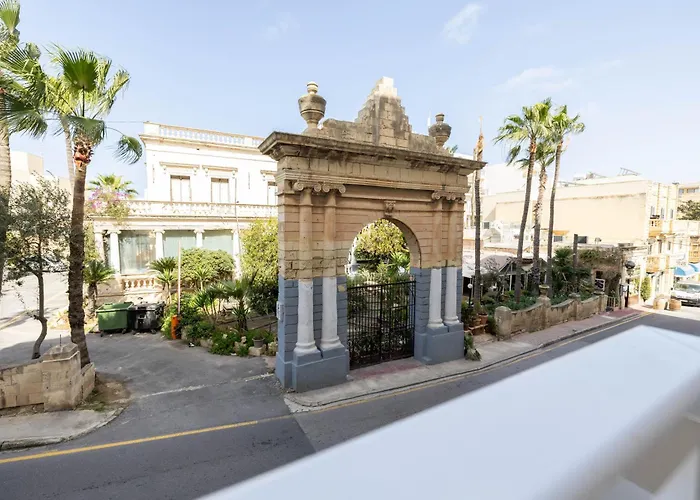 Spacious 2 Bedroom *