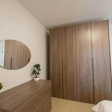 Spacious 2 Bedroom *