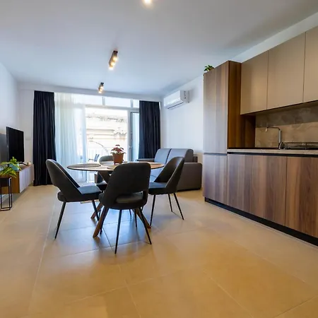 Spacious 2 Bedroom Lägenhet