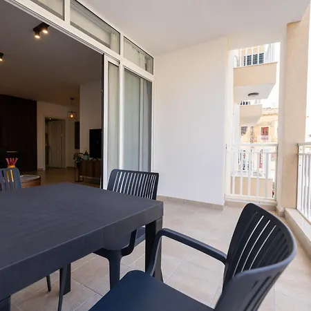 Apartment Spacious 2 Bedroom *
